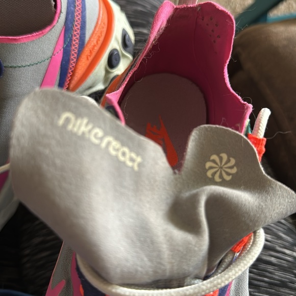 Pair of size 9 Nikereact - Picture 5 of 7